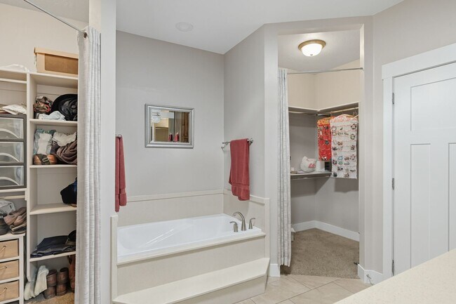 Building Photo - 6 bed; 3 bath single family home in Enoch