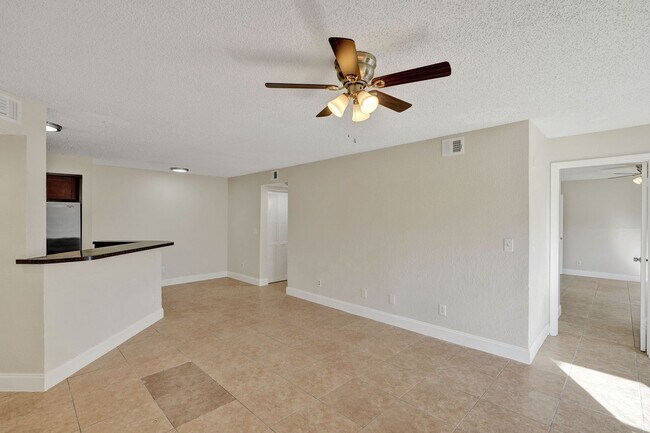 Building Photo - Remodeled 2 Bedroom / 2 Bathroom Condo with Lake View – Great Location