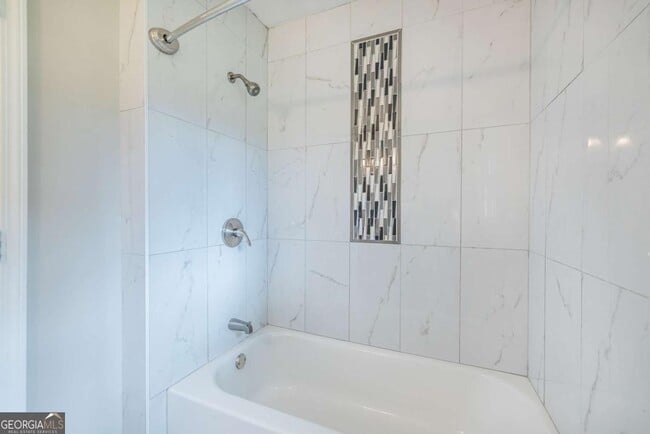 Building Photo - 2439 Parkland Dr