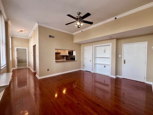 Building Photo - 10 N Main St