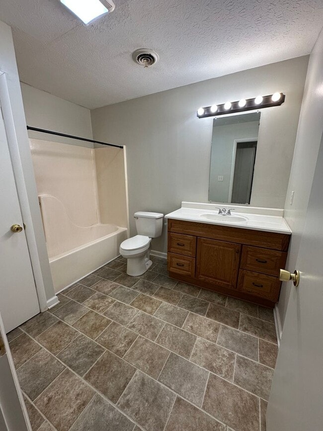 Building Photo - Beautiful and spacious 2 bed, 1 bath apart...