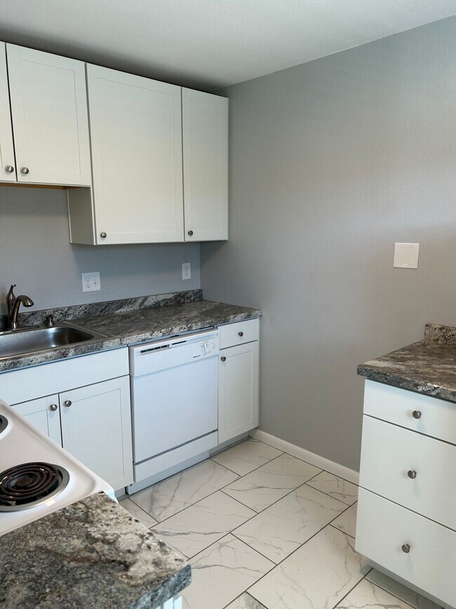 Kitchen - 3410 N Cascade Ave