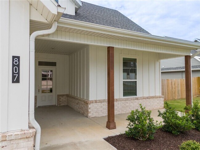 Building Photo - 807 Mueller Wy