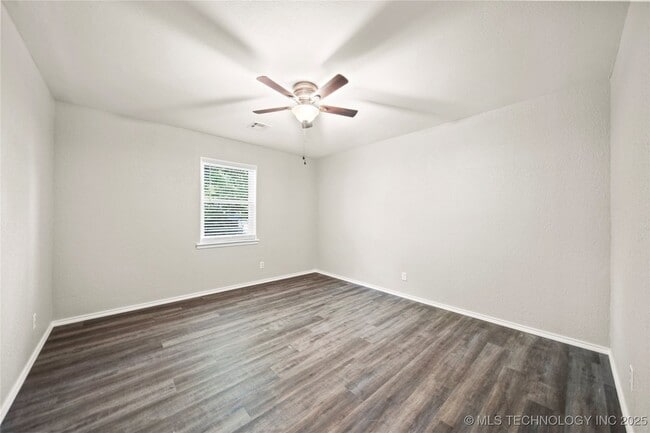 Building Photo - 11401 S 98th E Ave