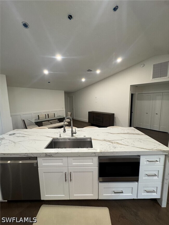 Building Photo - 27500 Suffridge Dr