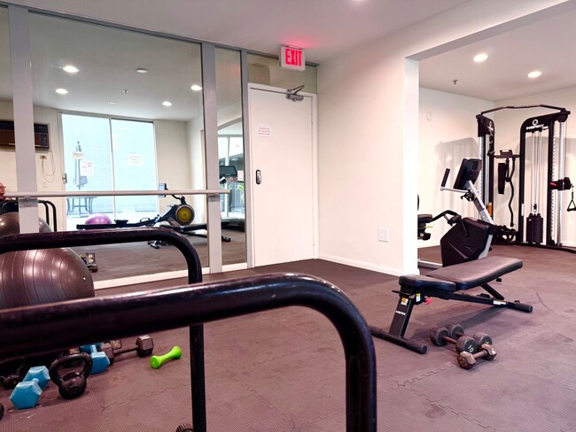 Building Photo - Clean & a Great Value Well Appointed Apartment