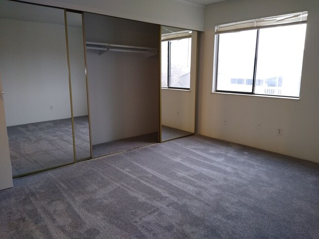 Building Photo - Awesome 2 Bedroom w/ Study 2 Bath Robinwoo...