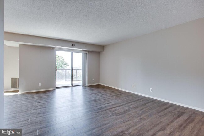 Building Photo - 8370 Greensboro Dr