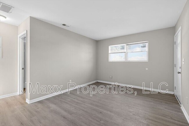 Building Photo - 7 Roper Dr