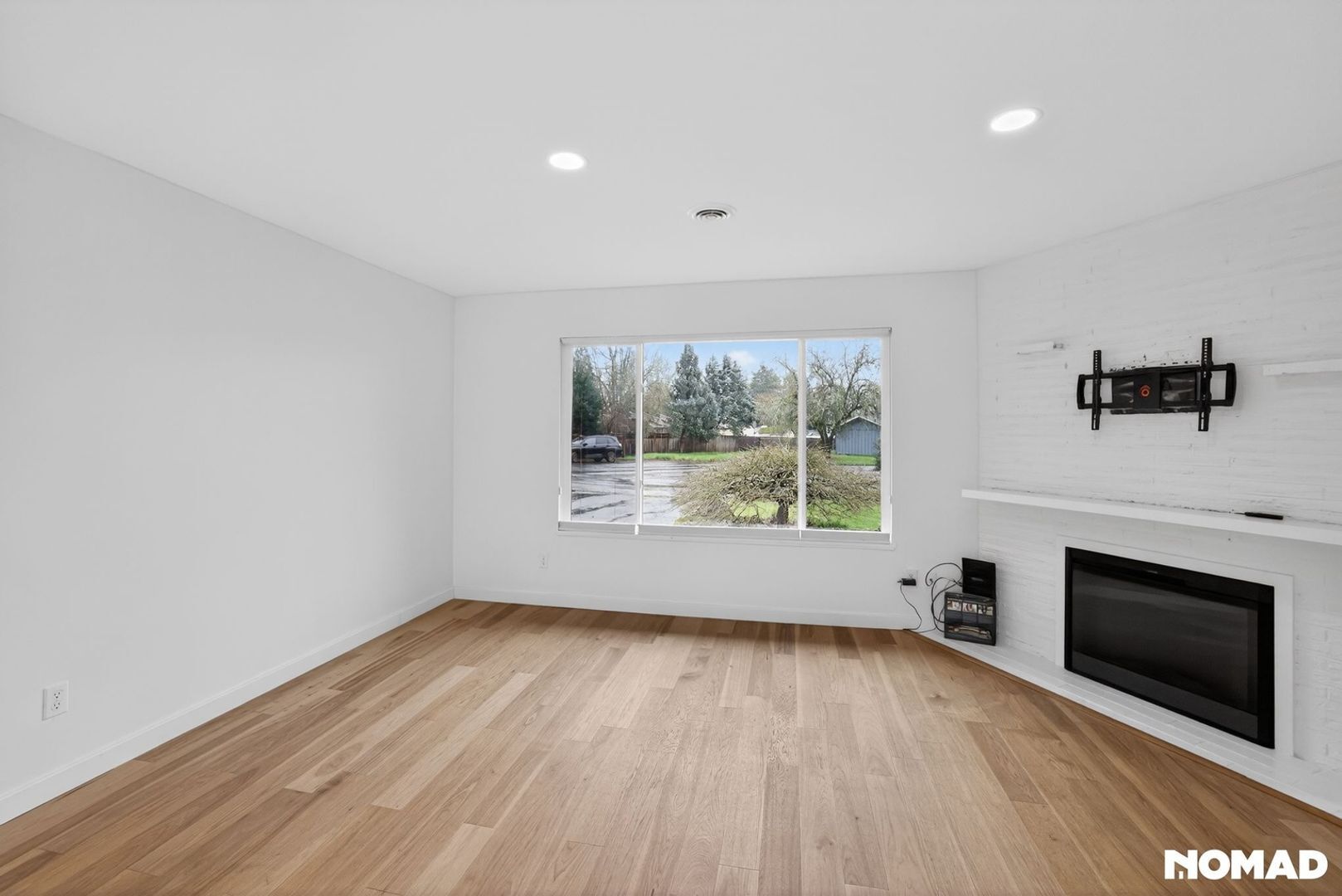 Building Photo - 375 SW Devon Ln