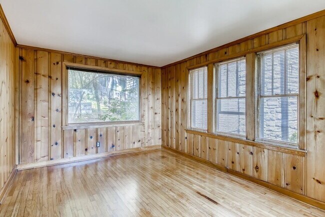 Building Photo - Charming Brick Cottage near Vanderbilt
