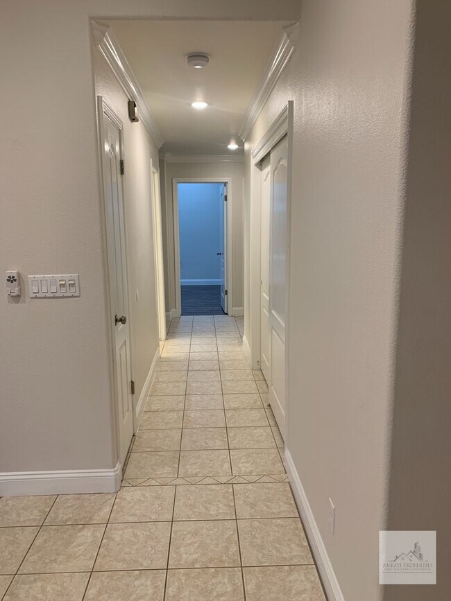 Building Photo - 1679 E La Quinta Dr