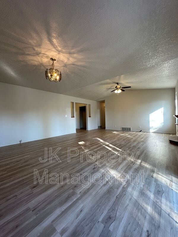 Building Photo - 608 Swan Ct
