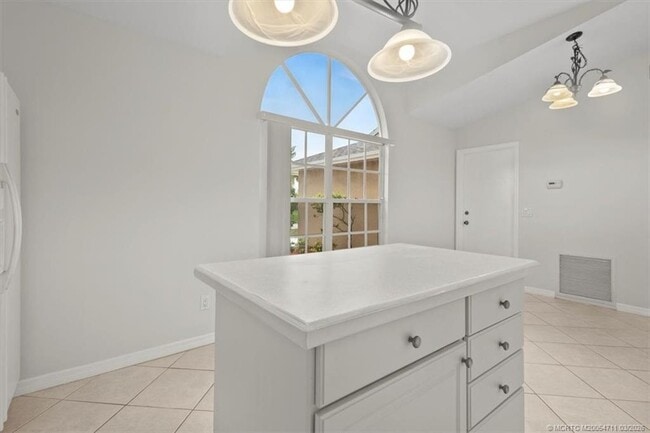 Building Photo - 517 SW College Park Rd