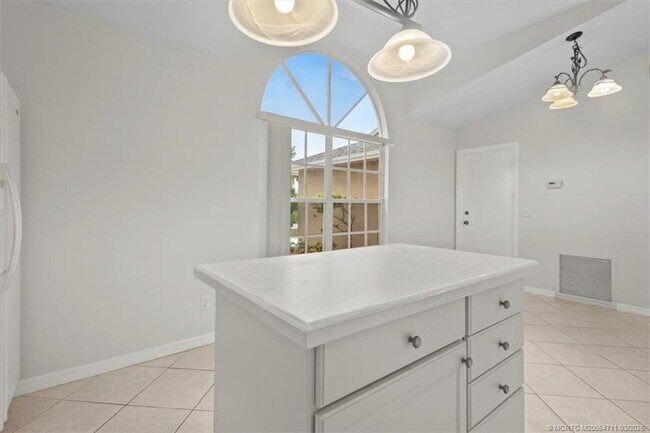 Building Photo - 517 SW College Park Rd