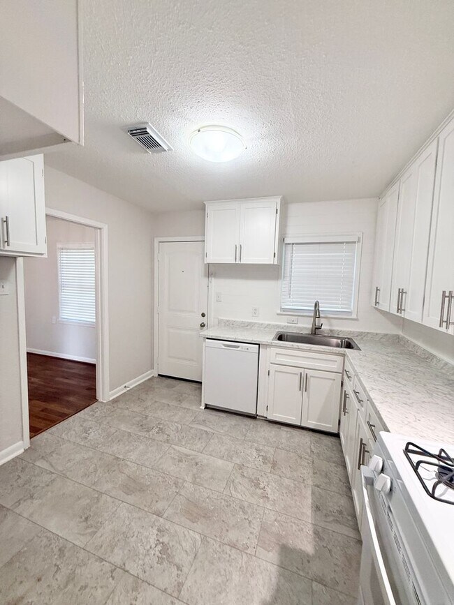 Building Photo - Adorable 3/1/1 Home in Lake Jackson !
