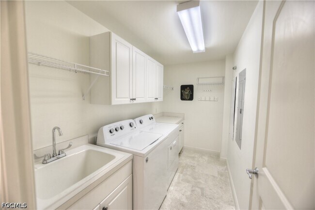 Building Photo - 2090 W First St