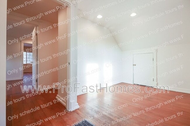 Building Photo - 3232 N Michigan Ave