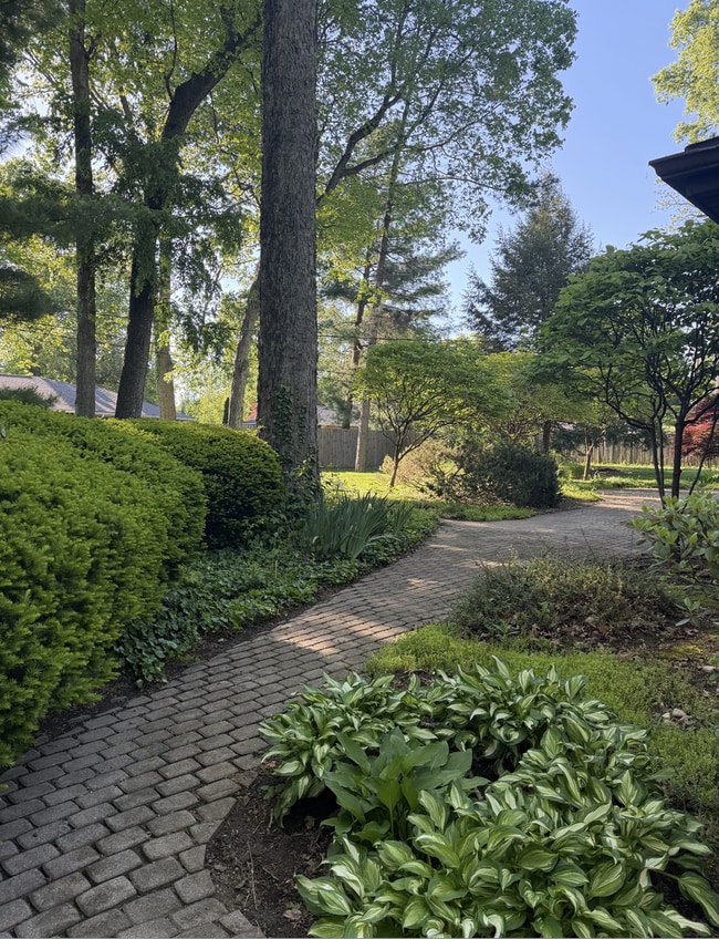 Building Photo - Charming Spacious Beavercreek Home Ready For Showing!