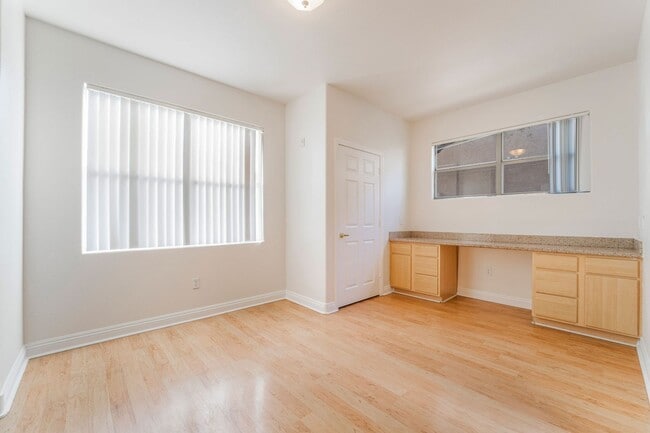 Building Photo - Move-in ready 2-bedroom 2-bath condo in th...