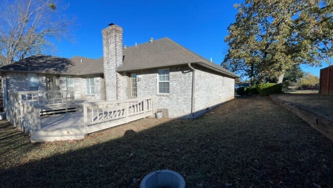 Building Photo - Well-maintained 3-bedroom, 2-bath home in ...