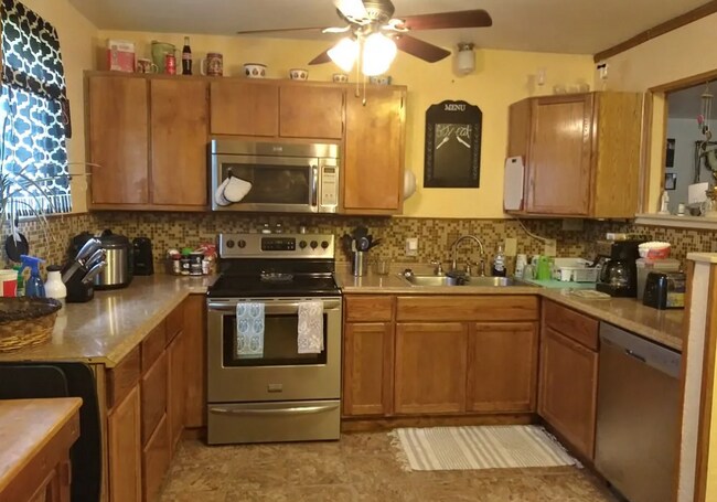 Building Photo - 851 Aspen Ln