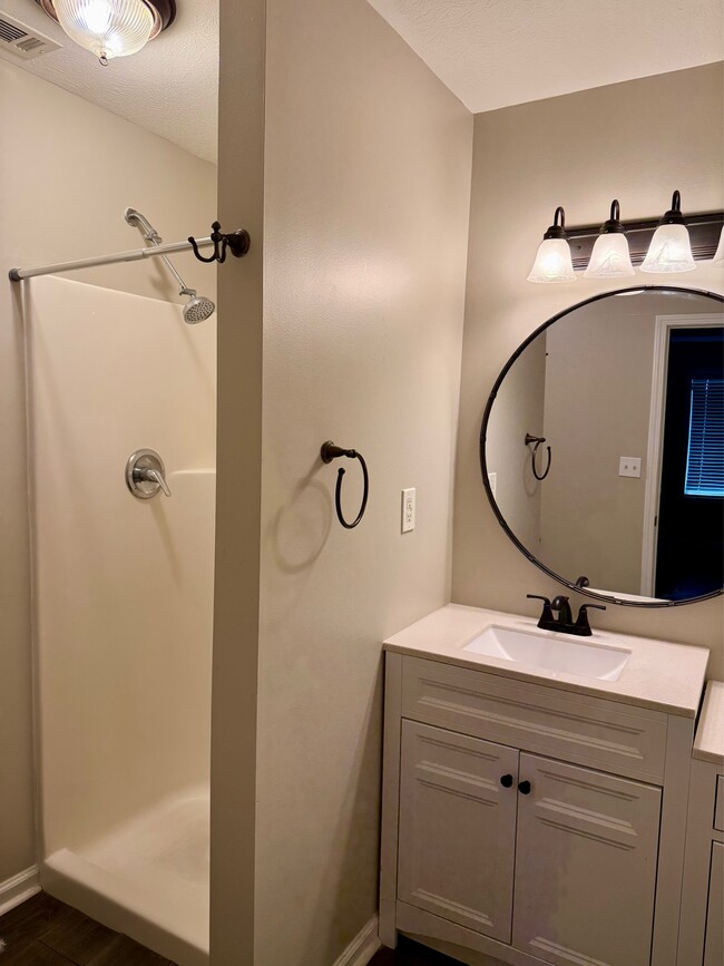 Building Photo - 108 Gardenview Dr