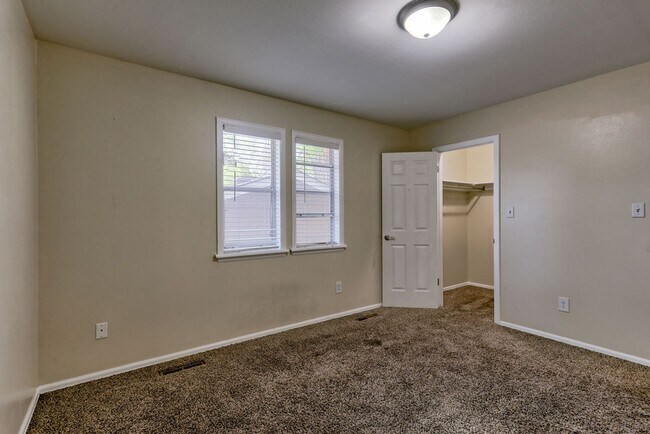Building Photo - 4 Bedroom 2 Bath home in Midtown Fort Collins
