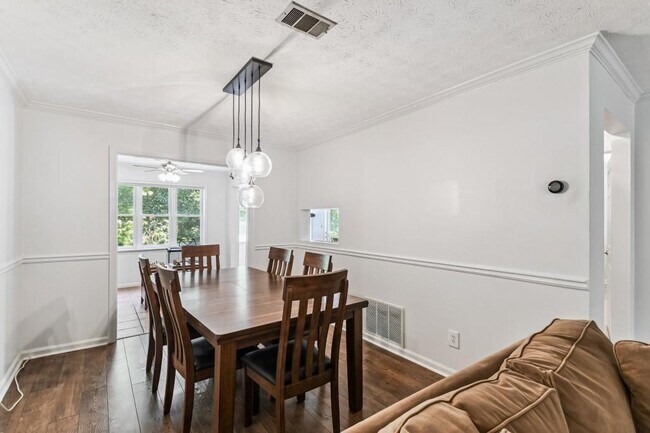 Building Photo - 19 Normandy Ct