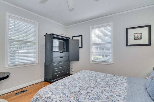 Building Photo - 2631 Oakland Ave