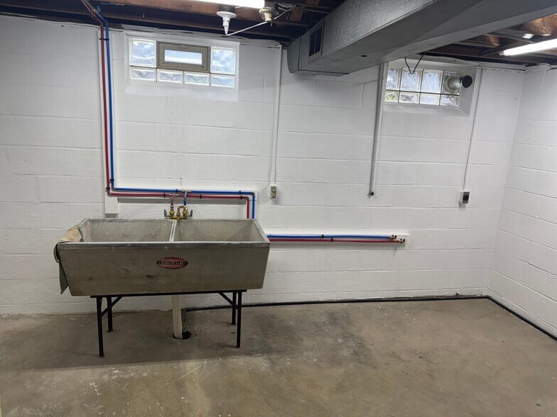 Basement Washer/Dryer Hook Up - 270 Kenridge Rd