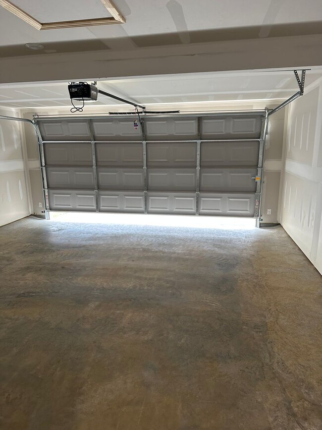 Building Photo - Modern 3BR/2BA Home in Stagecoach Meadows – Now Preleasing