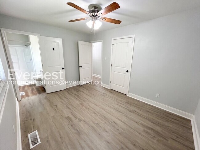 Building Photo - 3 Bed/2.5 Bath Home with Garage / Pet-Friendly / Available Now!