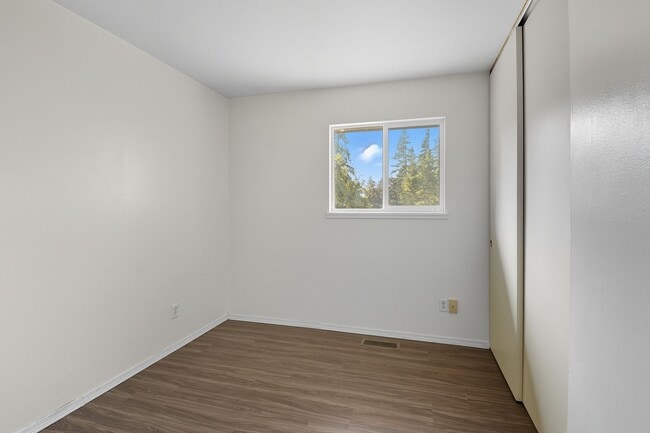 Building Photo - 5Bd/2Ba Bellevue Home