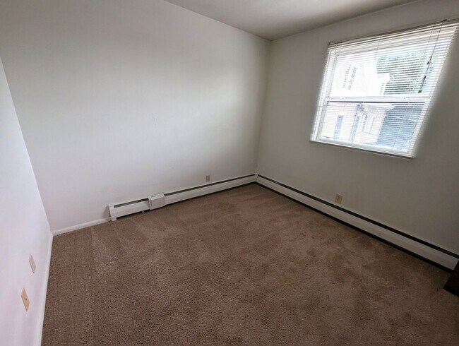 Building Photo - 2020 Pillsbury Ave