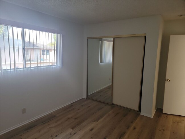 Building Photo - Spacious 2 bedroom Penthouse with new wood...