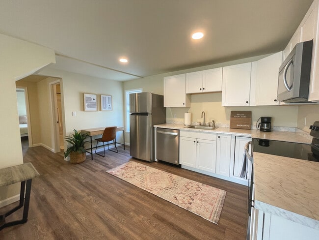 Building Photo - 100 Miller St