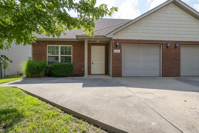 Building Photo - 601 Glenstone Dr