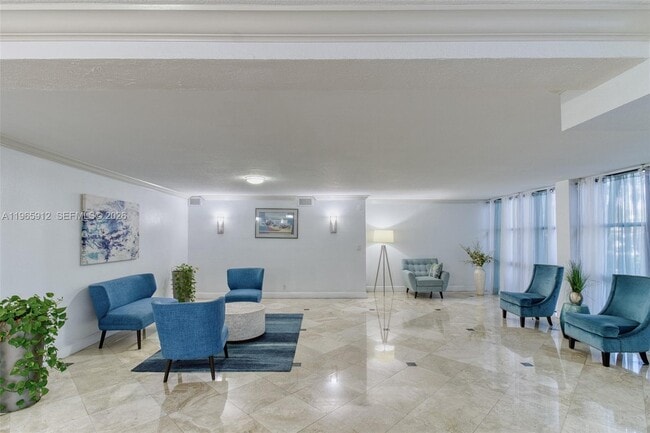 Building Photo - 800 Parkview Dr