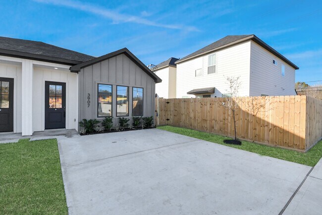 Building Photo - 3909 Maggie St