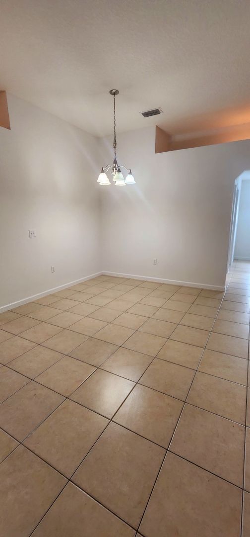 Building Photo - Serene Home on golf Course with Large Screened Patio