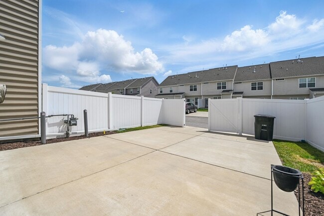 Building Photo - Stunning Modern and Spacious Townhouse!