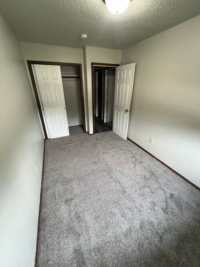 Building Photo - 3 bedroom apartment-NW Ames close to Sawyer Elementary-no pet fees