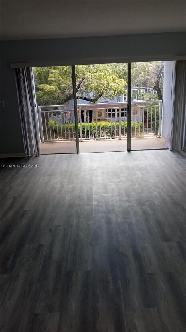 Building Photo - 9375 Fontainebleau Blvd