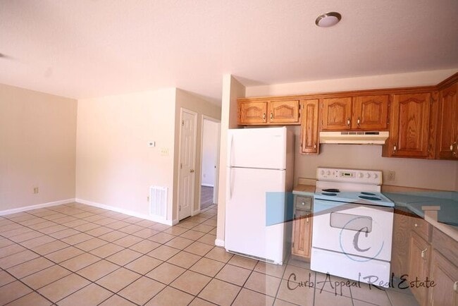 Building Photo - First month move in special $700!! Renovat...