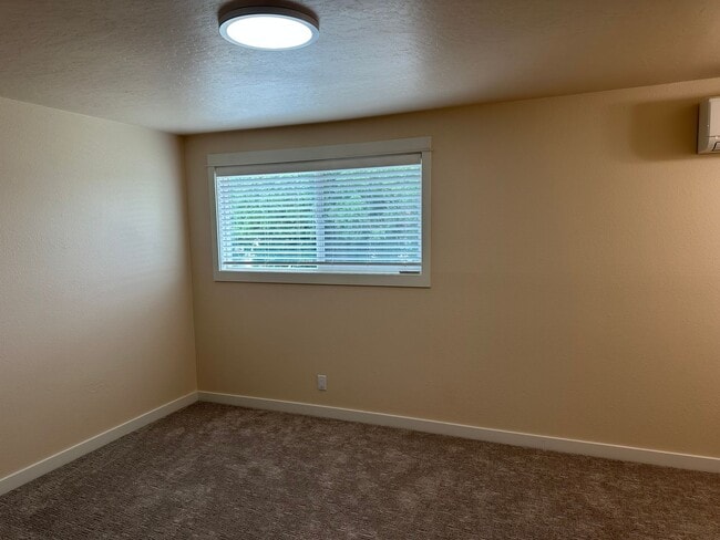 Building Photo - Beautifully updated 3 bedroom 1.5 bath dup...
