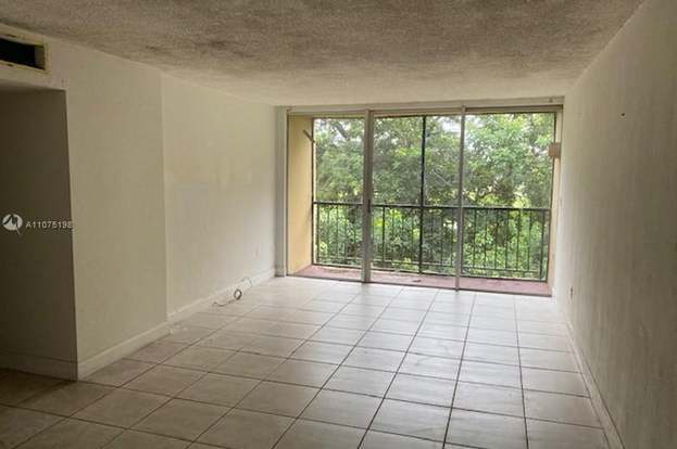 Building Photo - 8870 Fontainebleau Blvd