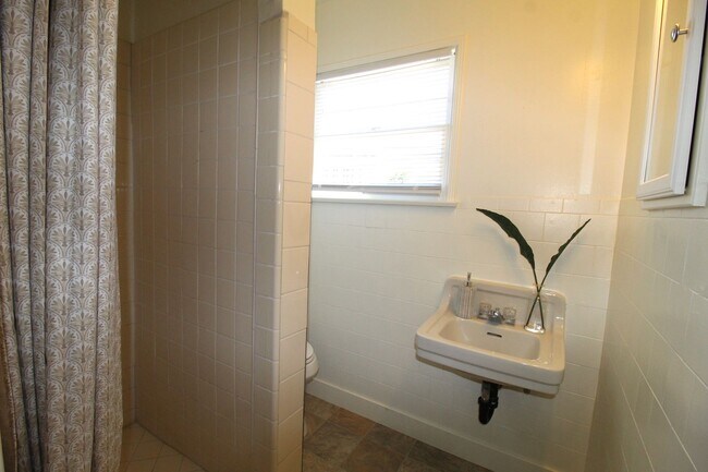 Building Photo - Charming Midtown Ventura Home- 3 Bedroom + 1.75 Bath