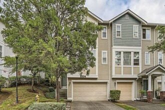 Building Photo - 3bed/2.5 End Townhome Unit with Attached Garage in Renton!