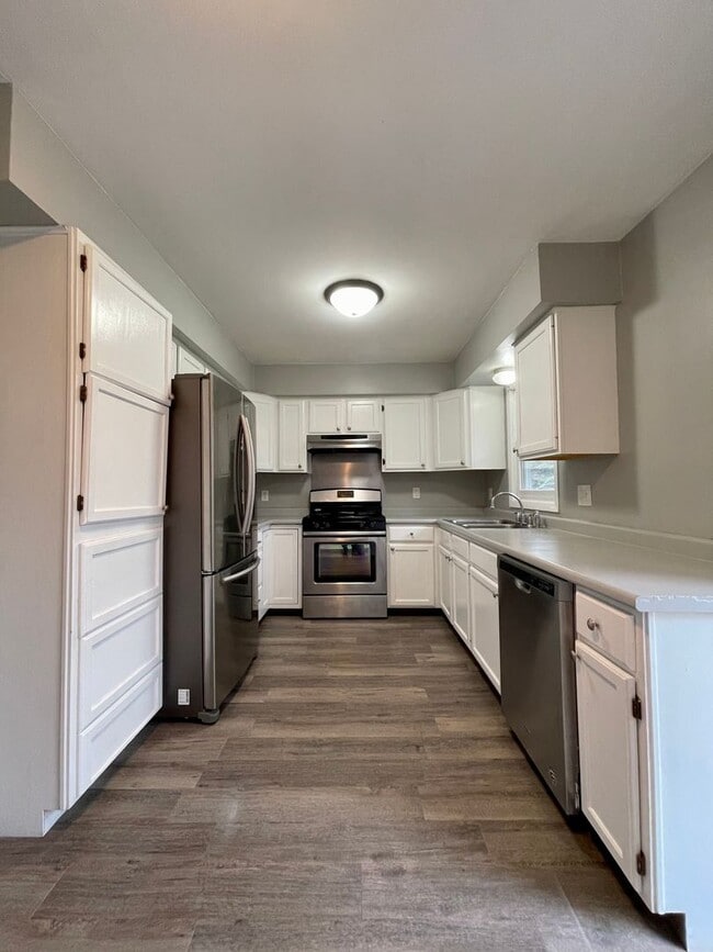 Primary Photo - Spacious 5 Bedroom 2 Bathroom Home in New ...